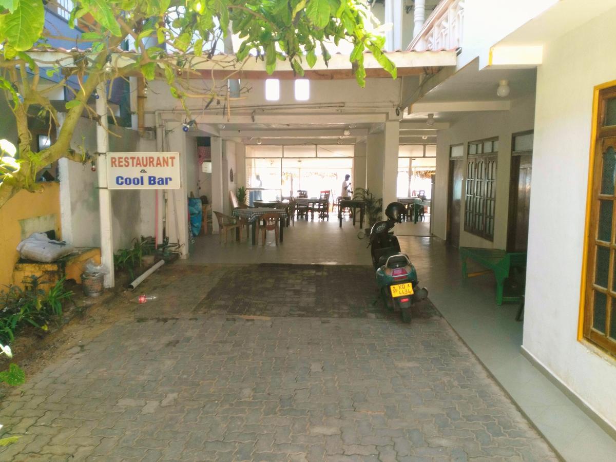 Sunnys Beach Guest House Hikkaduwa Exterior photo